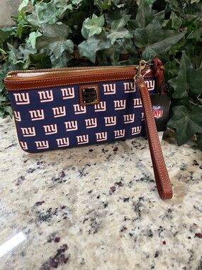 NWT Dooney & Bourke New York Giants Signature Suki wristlet Giants Lovers❣️